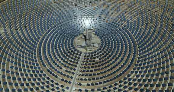 沙漠光伏发电，太阳能电池板航拍