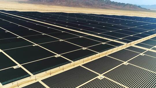 戈壁滩大规模太阳能电板
