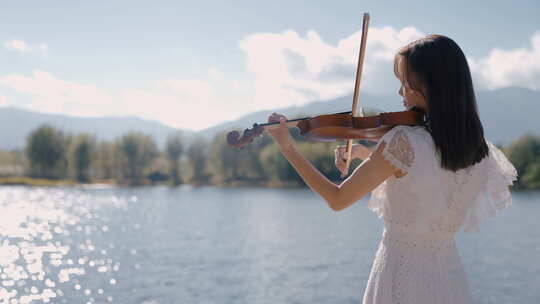 湿地边女孩拉小提琴