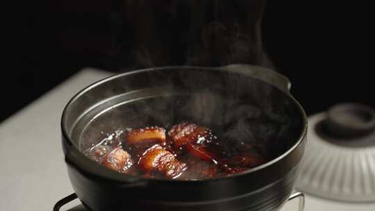 煮红烧肉猪肉美食美味食物中国菜特写视频素材模板下载