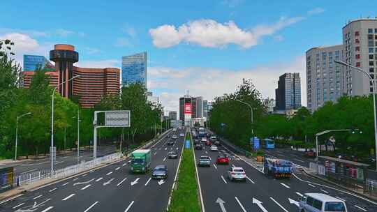 北京蓝天白云三环路道路车流川流不息