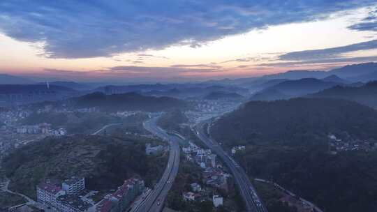 航拍穿越高山的高速公路