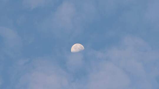 白天月亮蓝天白云背景
