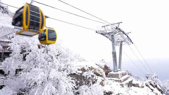 河南老君山雪后旅游索道缆车旅行