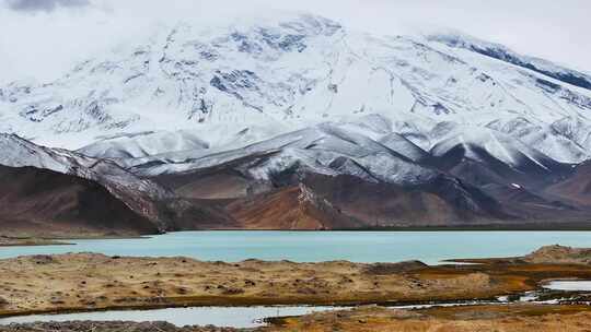 雪山下的湖泊视频素材模板下载