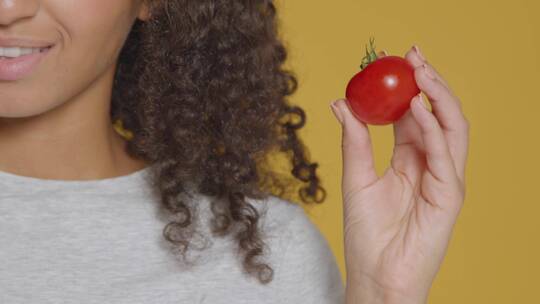 女人手持着番茄