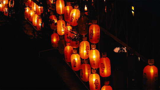 灯火阑珊古镇夜景国风古韵灯笼水面倒影