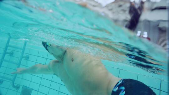 教练记录游泳运动员的游泳状态