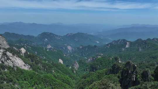 河南伏牛山山脉平顶山尧山层峦叠嶂的山峰