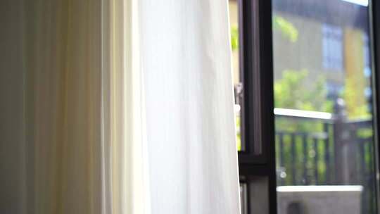 风吹窗帘窗户白色窗帘飘动阳光透过白色窗帘