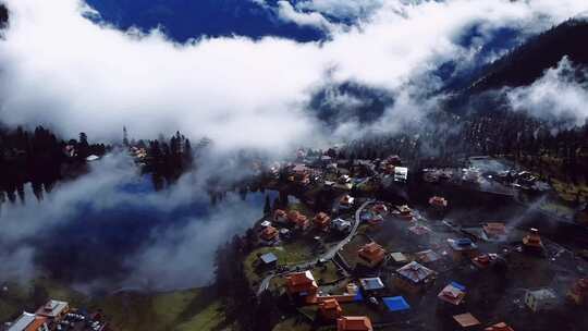 云雾环绕的山间村落景观