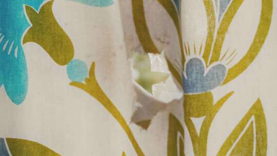 破窗架前的撕裂窗帘-焦点