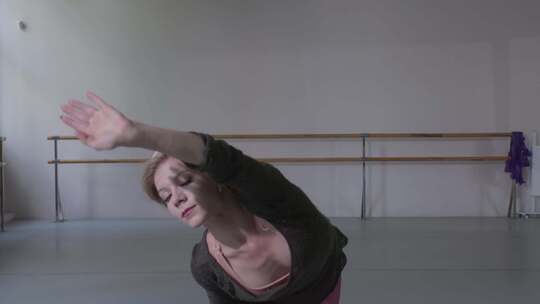 练习芭蕾舞的女人