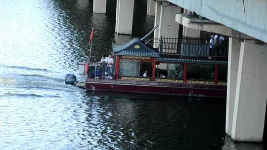 游船桥下穿行乘客观赏