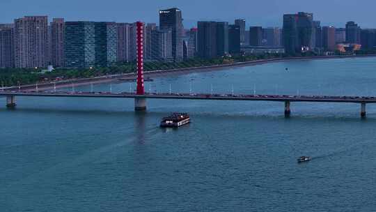 游船穿过西兴大桥夜景杭州钱塘江夜景