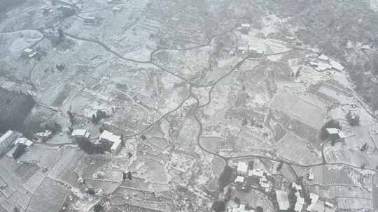 大自然寒潮冬天下雪的村庄田野航拍风景