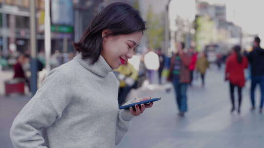 美女逛街看手机微笑开心都市白领生活