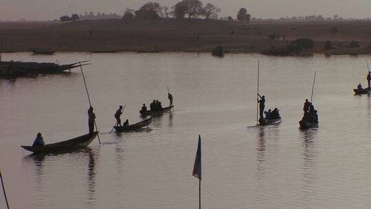 马里非洲尼日尔河上划船的剪影