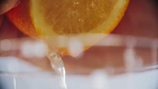 高清橙汁倒在玻璃杯中