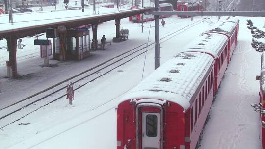 暴风雪中的火车站视频素材模板下载