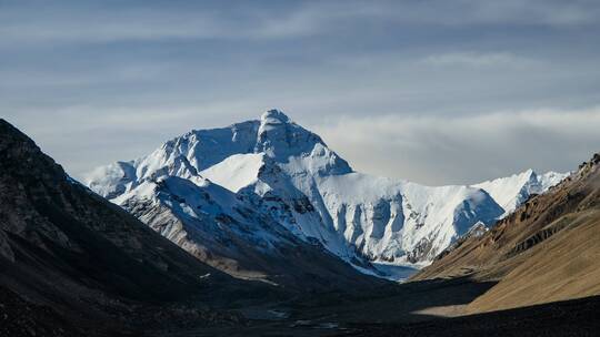 西藏高原日喀则珠穆朗玛峰雪山自然风光延时