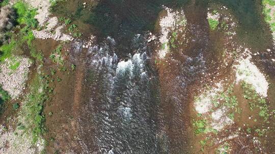 航拍俯瞰大地和溪流河流