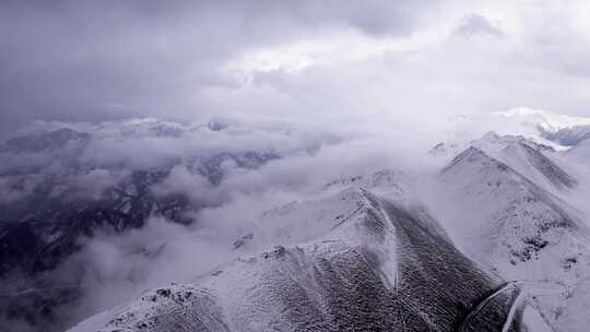 青海祁连山达坂山雪山云雾航拍