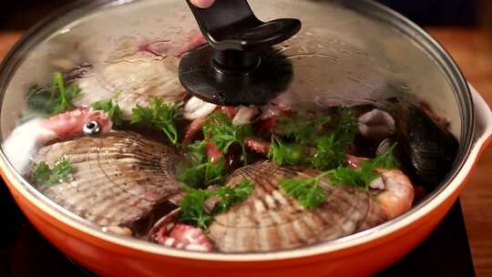 红烩海鲜焖煮海鲜西餐主厨制作扇贝大虾