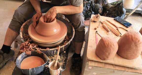 陶工雕刻制作陶土瓷器小壶手部特写沉浸解压