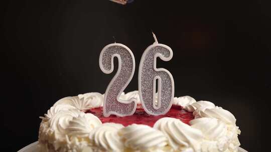 26.插入节日蛋糕的数字26形式的蜡烛被