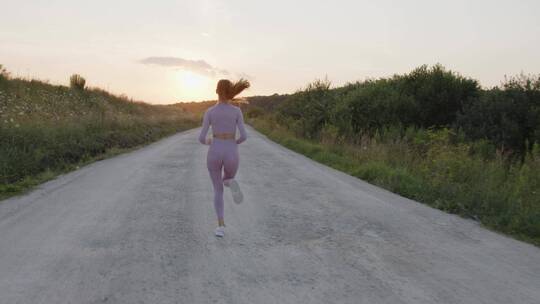 道路上奔跑的背影