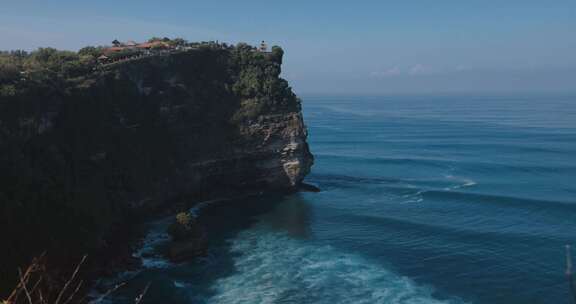 巴厘岛石崖和海浪上的巴厘岛寺庙，巴厘岛风