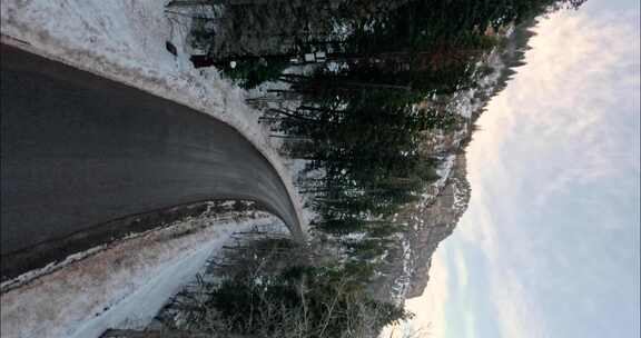 垂直FPV无人机拍摄穿过下雪的美国岔路口