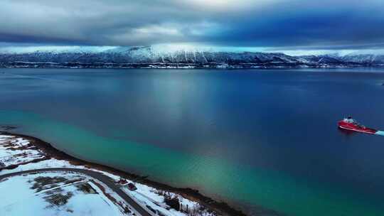 4K航拍挪威特罗姆瑟湖面上行船美景