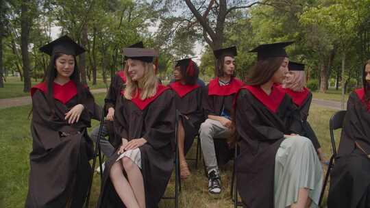 一群兴奋的多元化多种族毕业生在毕业典礼上