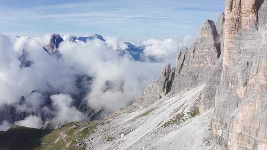 意大利多洛米蒂山脉陡峭岩石墙和低云的鸟瞰图。