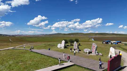 草原景区游客漫步赏景