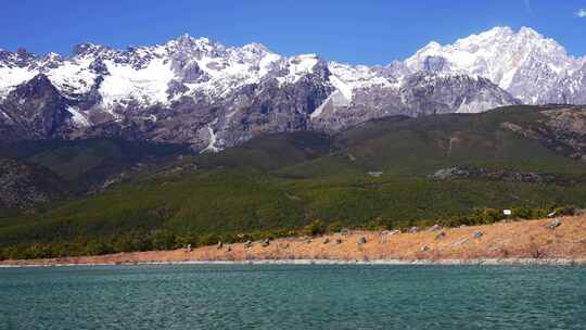 云南旅游丽江玉龙雪山湖景自然风景