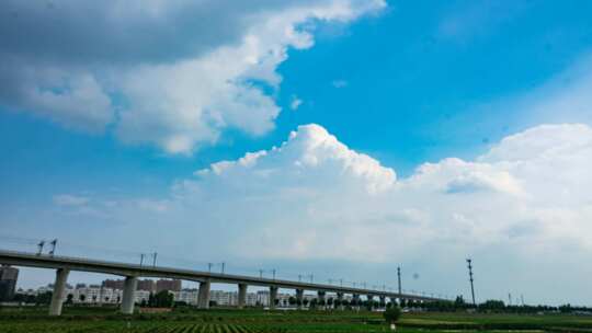 高铁桥延时摄影蓝天白云白云飘荡瞬间下雨