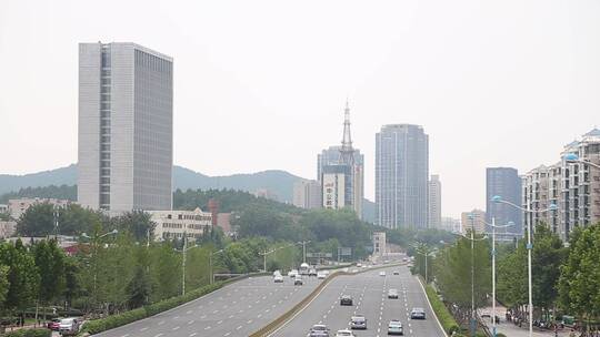 济南主干道经十路沿岸绿化建筑、车流