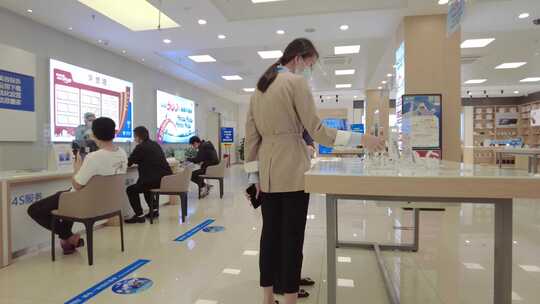 商场顾客挑选手机视频素材模板下载