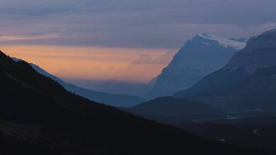 日落时山上的自然风景