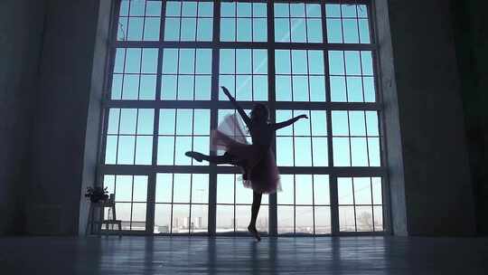 玻璃窗前跳芭蕾舞剪影视频素材模板下载