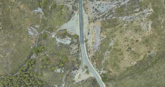 西班牙干旱地形蜿蜒道路的鸟瞰图。