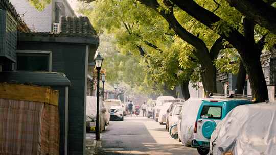 北京午后充满烟火气的胡同街道