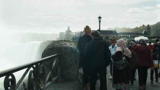 一群游客在观看尼亚加拉瀑布