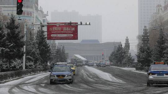 大雪飘飞的街道