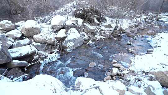 泉水  大山里  冬天