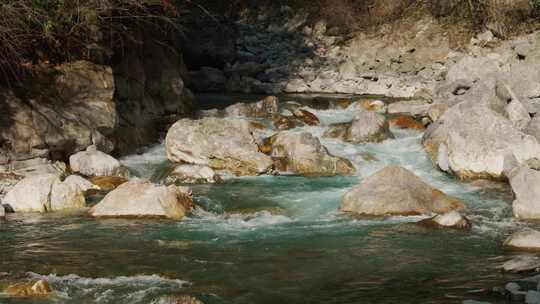 黄昏森林流水