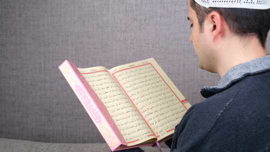 穆斯林阅读古兰经